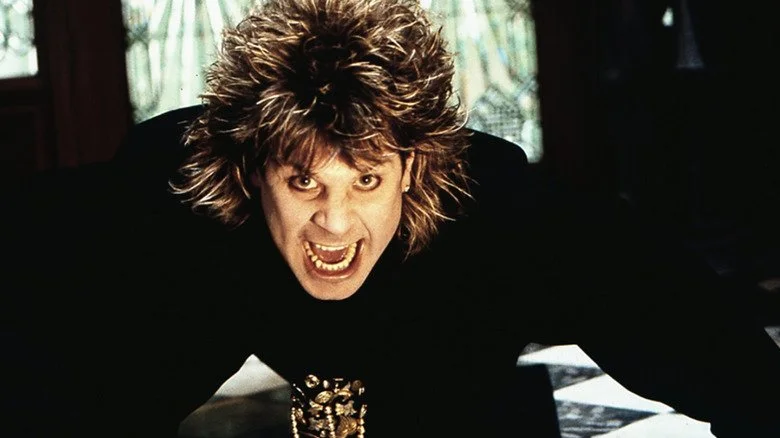 Ozzy Osbourne criant dans la caméra