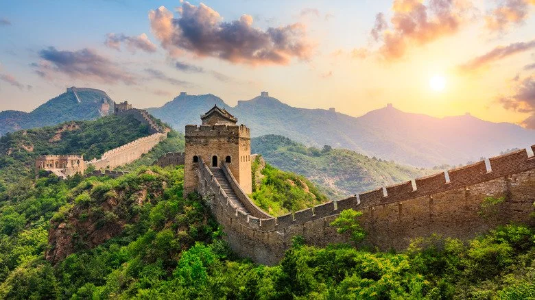La Grande Muraille de Chine au lever du soleil