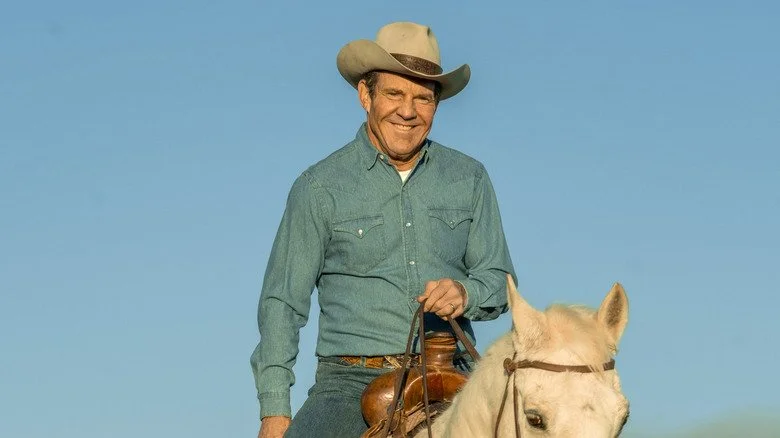 Dennis Quaid en Ronald Reagan à cheval avec un chapeau de cowboy