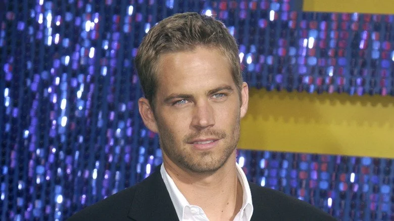 Paul Walker regardant à côté avec un léger sourire