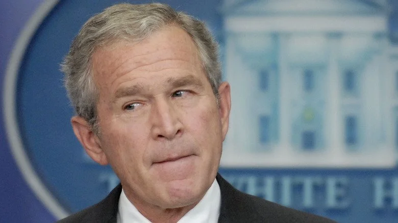 George W. Bush regardant sur le côté dans la salle de briefing de la Maison Blanche