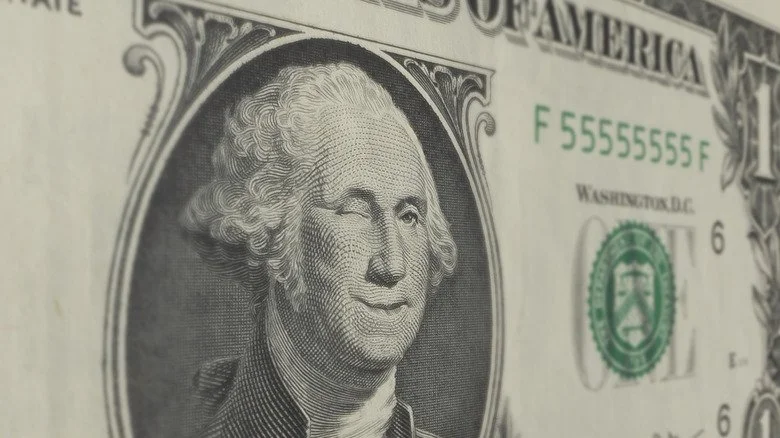 Washington clignant de l'oeil sur un billet de 1 dollar
