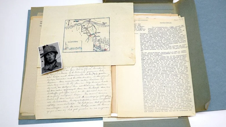 Carte d'Ommeren avec photo et documents dactylographiés dans un dossier