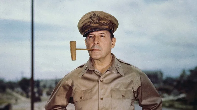 Le général Douglas MacArthur posant avec sa pipe en maïs