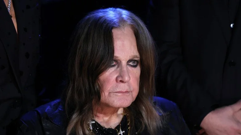 Ozzy Osbourne regardant devant lui