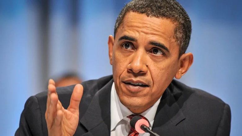 Barack Obama gesticulant devant un microphone