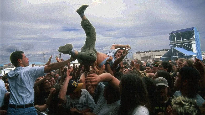 Festival Lollapalooza avec un crowd surfer en 1993