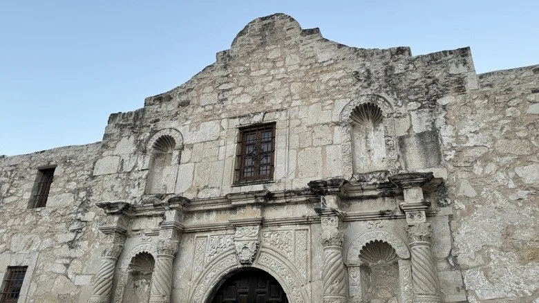 Façade de l'Alamo vue en contre-plongée