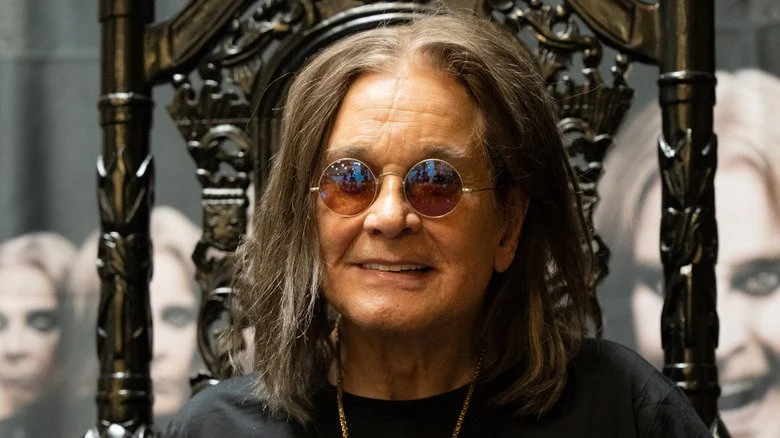 Ozzy Osbourne souriant assis sur un trône
