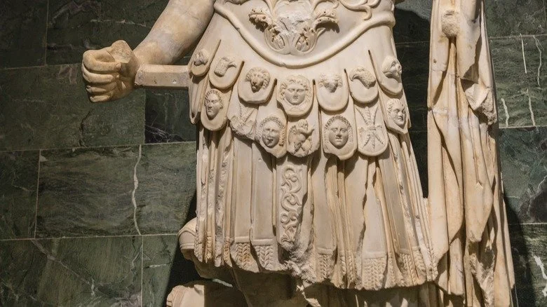 L'empereur romain Hadrien portant des pteruges