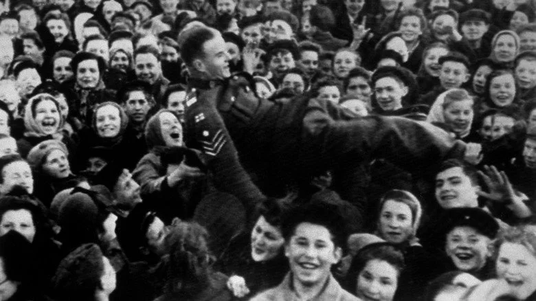 Résidents de Moscou célébrant le jour de la victoire en mai 1945
