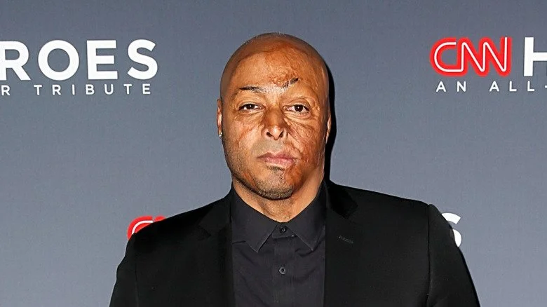 J.R. Martinez regardant sérieusement la caméra