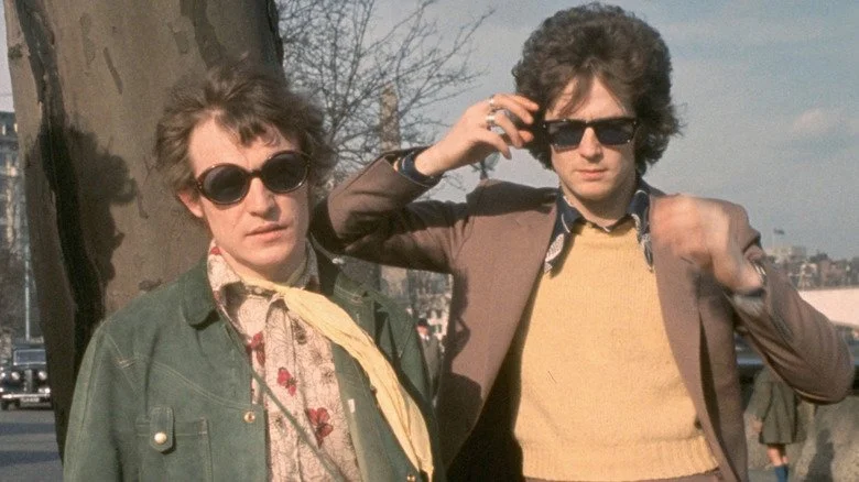 Jack Bruce et Eric Clapton en lunettes de soleil lors d'une photo promotionnelle de Cream