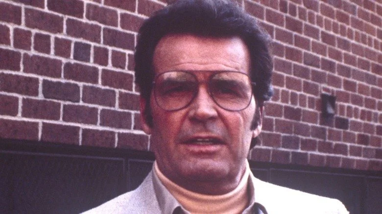 James Garner en col roulé et lunettes