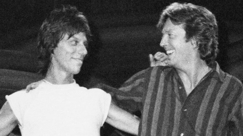 Jeff Beck et Eric Clapton souriant sur scène