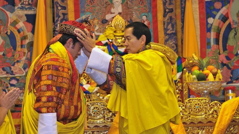 Jigme Singye Wangchuck couronnant son fils