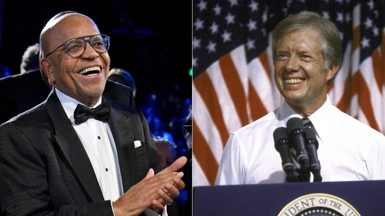 Berry Gordy riant lors d'un événement et Jimmy Carter souriant à un pupitre