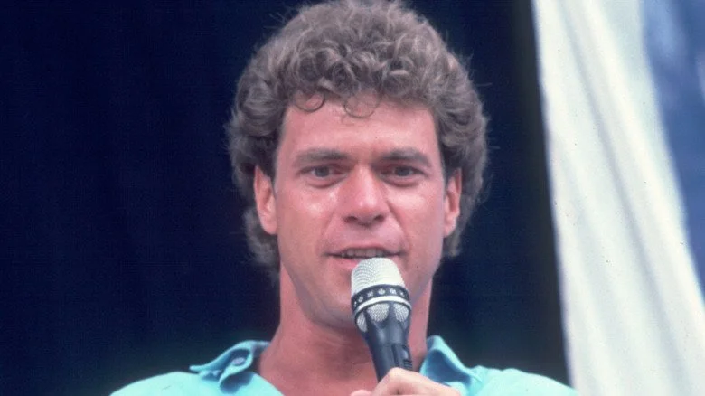 Joe Piscopo en sueur avec un micro sur scène