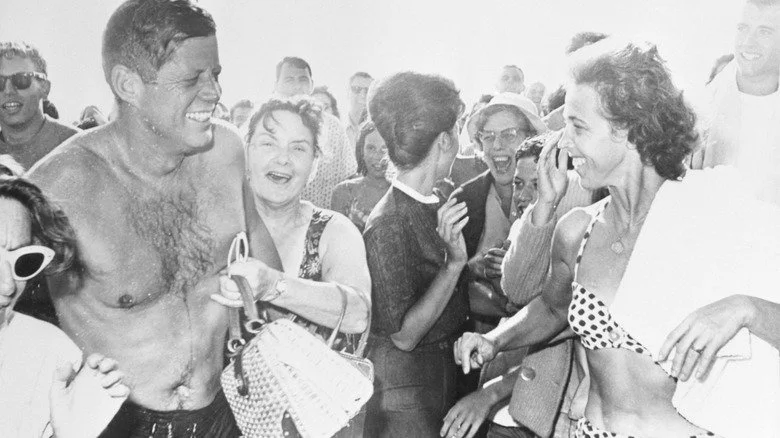 John F. Kennedy en tenue de bain entouré d'une foule