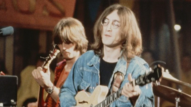 Eric Clapton joue de la guitare derrière John Lennon jouant de la guitare