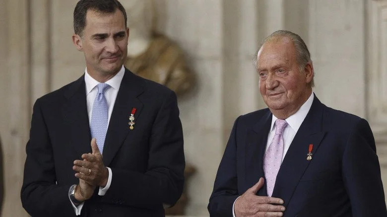 Juan Carlos Ier et son fils lors de la cérémonie d'abdication