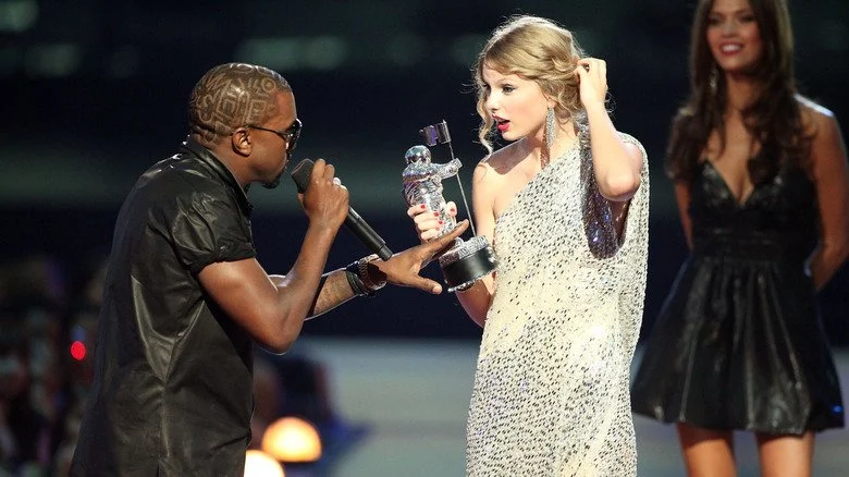 Kanye West interrompant le discours de Taylor Swift aux VMAs