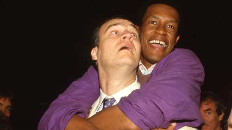 Kevin Peter Hall enlacé avec Richard Moll