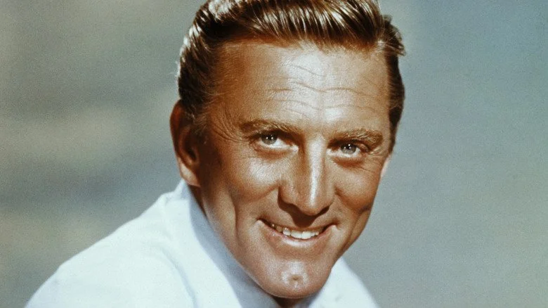 Kirk Douglas souriant lors d'une séance photo promotionnelle