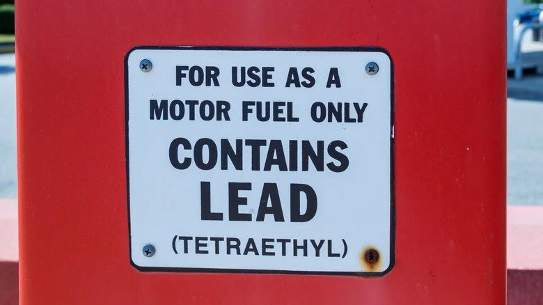 Panneau de carburant plombé dans une station-service