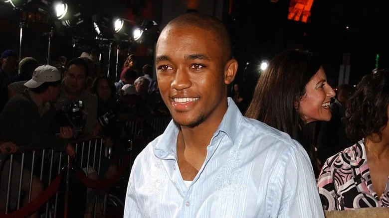 Lee Thompson Young posant sur le tapis rouge de Friday Night Lights, souriant