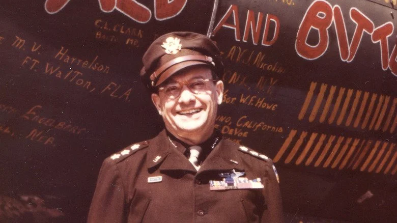Lieutenant général Lewis Brereton souriant devant un avion nommé 'Mild and Bitter'