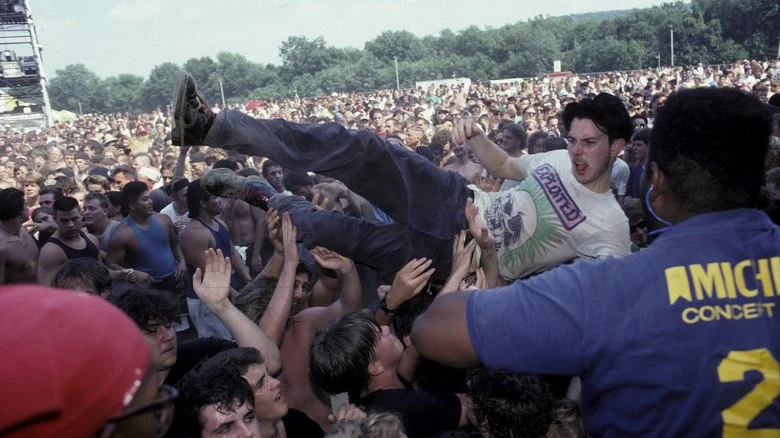 Public en train de crowd surf à Lollapalooza dans les années 1990