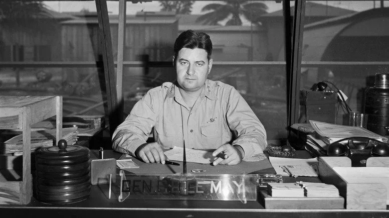 Major General Curtis LeMay assis derrière son bureau