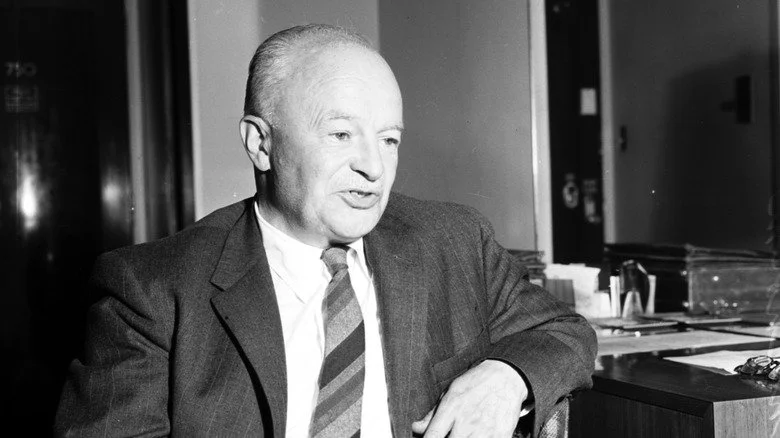 Dr. Brock Chisholm en conversation derrière la caméra