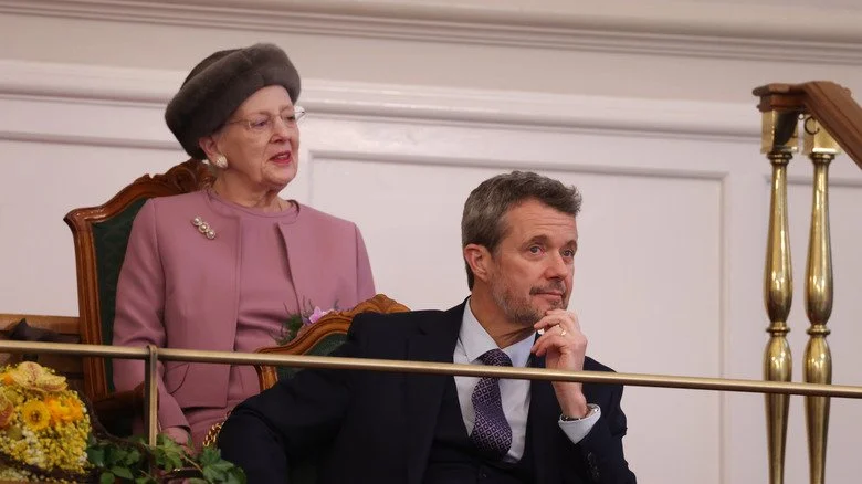 Margrethe II, ancienne reine du Danemark, assise derrière son fils après avoir abdiqué