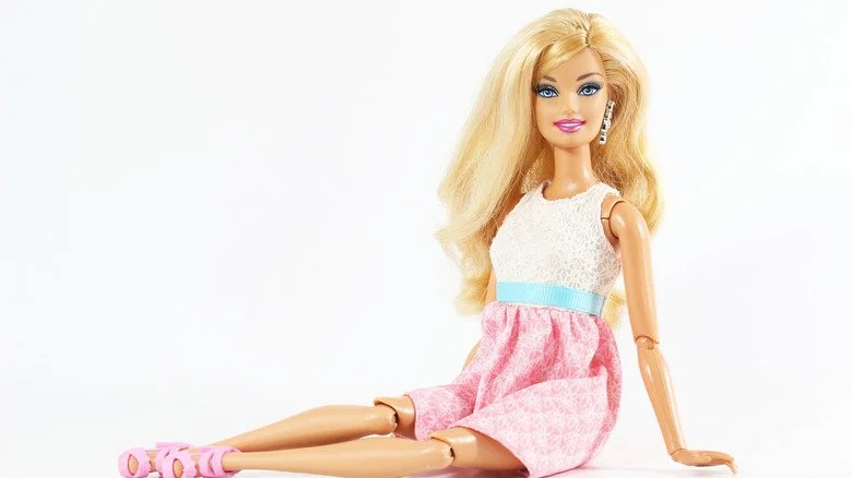 Poupée Barbie posant