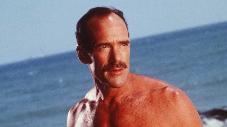 Michael Newman en Newmie dans Baywatch regardant sur le côté