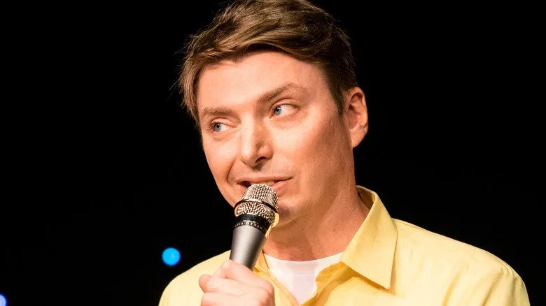Mike O'Brien fait une grimace drôle lors d'un spectacle de stand-up