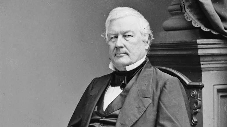 Le président Millard Fillmore assis, jetant un regard sérieux sur le côté