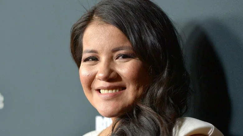 Misty Upham souriante, regardant vers la caméra