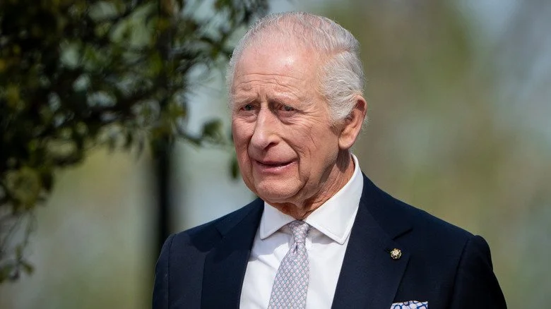 Le roi Charles III souriant