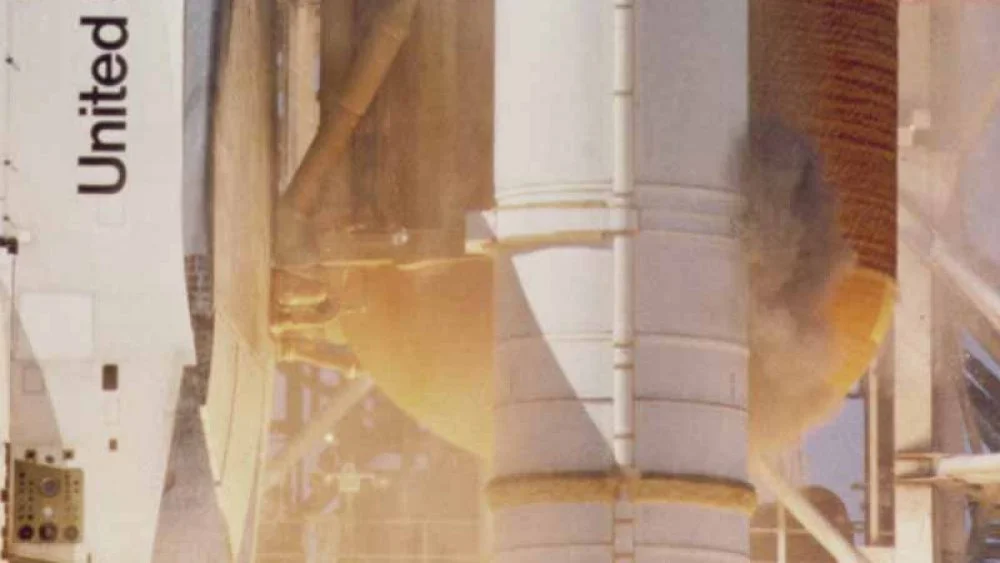 Fumée du propulseur de la navette Challenger