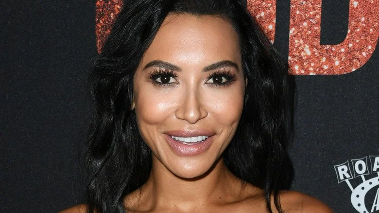 Naya Rivera souriant lors d'une arrivée