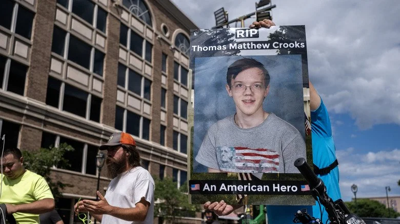 Portrait de Thomas Crooks salué comme un héros lors d’un rassemblement