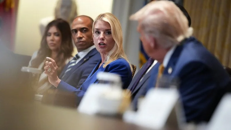 Pam Bondi lors d'une réunion avec Donald Trump et d'autres personnes
