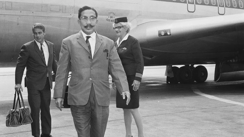 Omar Ali Saifuddien III, Sultan de Brunei quittant un avion