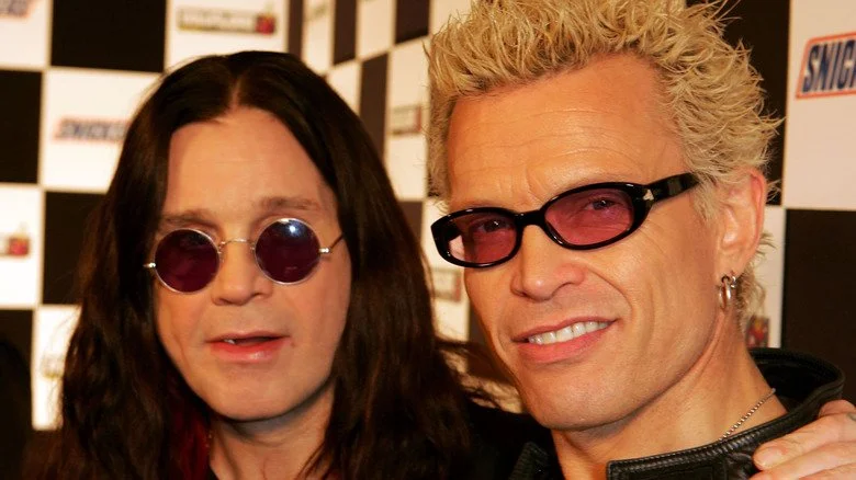 Ozzy Osbourne avec le bras sur l’épaule de Billy Idol souriant