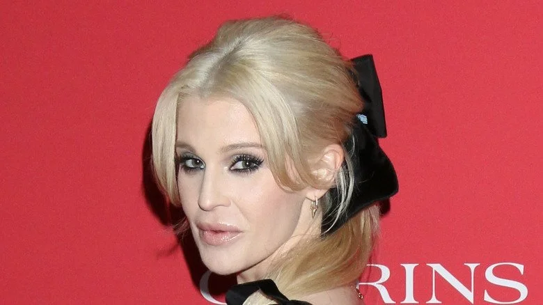 Kelly Osbourne regardant devant elle