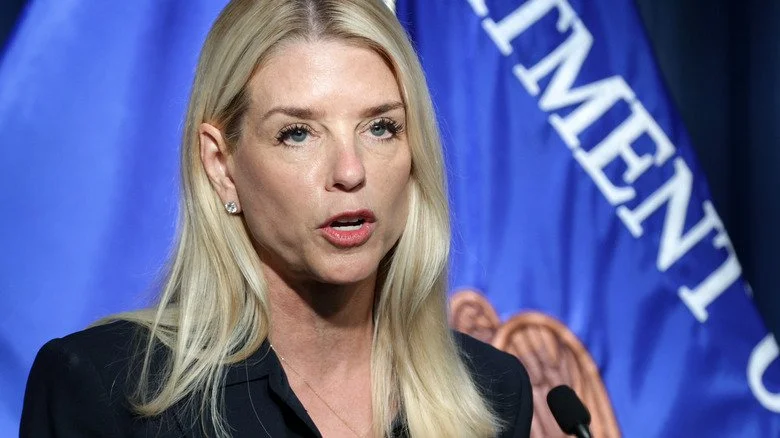 Pam Bondi lors d'une conférence de presse