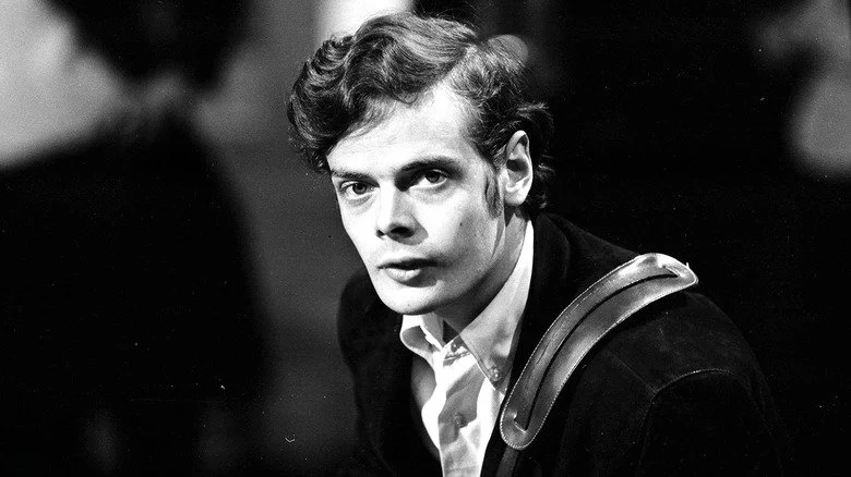 Paul Samwell-Smith tenant une basse et se reposant lors d'une répétition télévisée